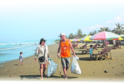 Chris Brokate vino en 2018 a visitar a su hermano y en 2022 decidió quedarse en Olón, donde lidera un grupo de limpieza de playas.