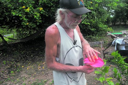 Teddy Seaman creó en Manglaralto el vivero Casa de las Flores. Llegó hace 15 años para pasar su jubilación.