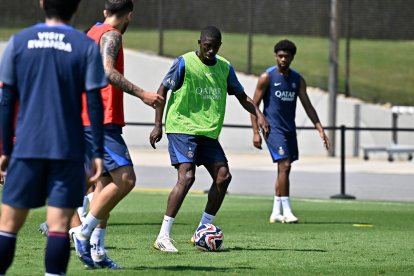 Ousmane Dembélé será el encargado de manejar el ataque los parisinos.