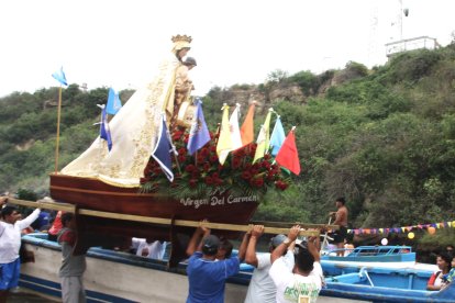 En embarcaciones  decoradas con banderas, globos y flores, hicieron recorrido con la efigie.