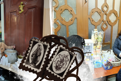 Durante la novena, en el ingreso del templo, ofrecen escapularios, rosarios y demás elementos que elaboran las religiosas para solventar gastos del templo.