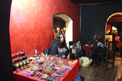 Los emprendimientos como el de Inisha también tuvieron su espacio. Ella fabrica pulseras, aretes, mochilas y diversos tipos de duendes con varios materiales.