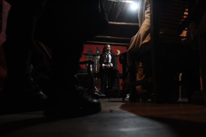 Koni es una parapsicóloga y medium. Ella dictó charlas sobre cómo canalizar mensajes de seres espirituales hacia los vivos.