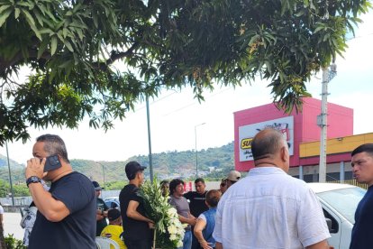 Familiares de Maykol Cedeño (arriba) y Nicolás Quiroz llegaron a la morgue para retirar sus cuerpos.