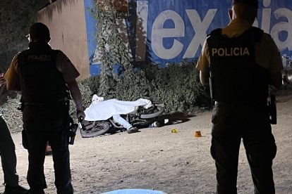 Los cuerpos quedaron junto a la motocicleta en la que se movilizaban