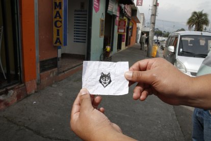 Los miembros de Los Lobos dejaban estos papeles cuando empezaron a extorsionar.