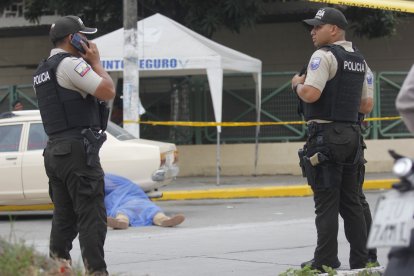 Sujetos llegaron en moto y le quitaron la vida. Su cuerpo quedó tendido en la calzada.