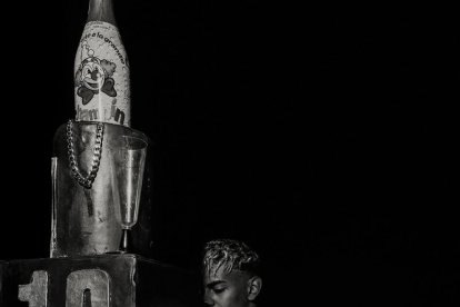 El pastel de cumpleaños del futbolistas hizo apología al dinero y las armas.