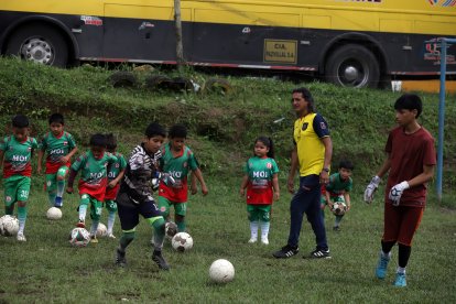 El mediocentro formó su carrera futbolística en la cancha El Hueco, en su natal Santo Domingo.