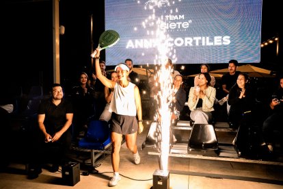 Con luces y fuegos artificiales los jugadores eran presentados. En la foto, Anna Cortiles.