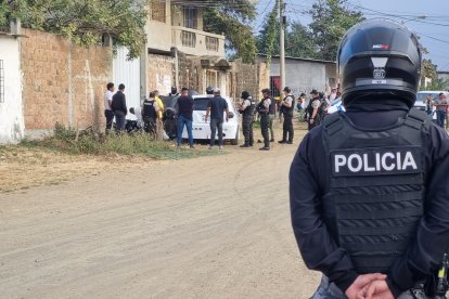 Agentes de Criminalística y Dinased recogen evidencias en la escena del crimen.