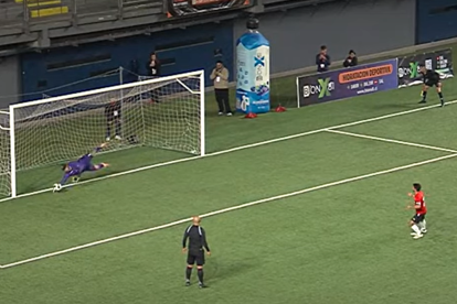 El momento en el que Anthony atajó el penalti de la victoria en el estadio Bicentenario de la Florida, en Santiago de Chile.