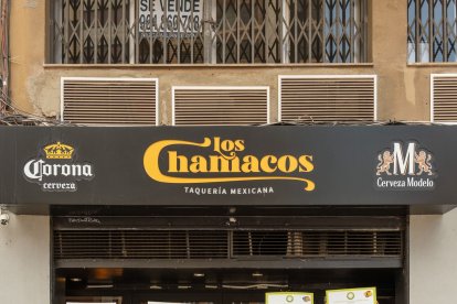 Andrés y su equipo muestran el galardón obtenido por su mejor creación gastronómica.