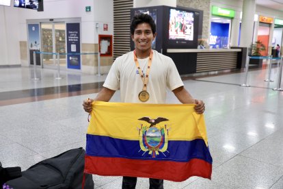 Álex siguió ondeando la bandera tricolor a su llegada a Ecuador.