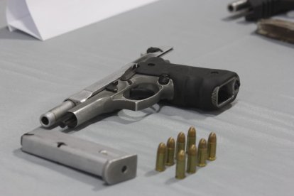 El arma que se les encontró a la pareja.