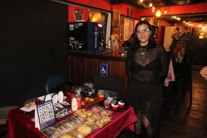 El objetivo de la pareja de esposos es inaugurar un café temático con sus productos.