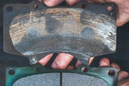 La diferencia entre una pastilla de freno gastada (arriba) y una nueva (abajo).