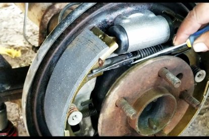 Los frenos deben limpiarse y ajustarse luego de cambiar las zapatas.