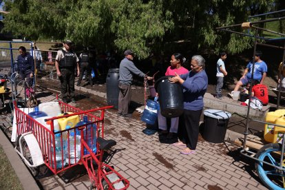 Ya se formó una especie de estación junto a la vertiente de agua.