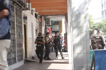 Los uniformados cerraron momentáneamente el acceso al hotel.