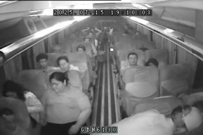 El instante en que los delincuentes le quitan el arma a la policía.