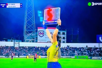 Otra perspectiva de la joven árbitra mientras anuncia un cambio de jugador.