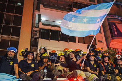 Los bomberos voluntarios estarán a bordo de los vehículos contra incendios durante el trayecto.
