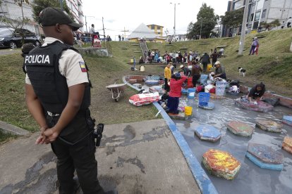 En algunas vertientes se ha dispuesto personal policial para mantener el orden.