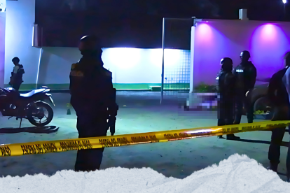 Hombres fuertemente armados abrieron fuego en la entrada del establecimiento, ingresaron y siguieron disparando