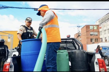 El capitán Luis Muñoz gestionó para abastecer de agua al adulto mayor.