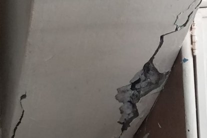 El daño estructural en las instalaciones es evidente.