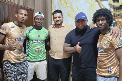 Vinicio Angulo junto a jugadores y los directivo del Atlético Naranjal Henry Armijos y Kevin Méndez.