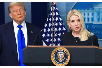 Trump y la fiscal Bondi hablando sobre el caso Epstein