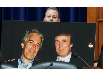 Fotografía usada ante el Gran Jurado en la cual se observa a Trump y Epstein