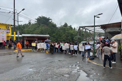 La comunidad de Viche se moviliza masivamente en un paro indefinido, denunciando abandono, estafas y el deterioro de la infraestructura vial.