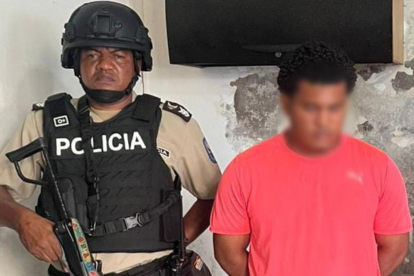 El sujeto detenido por la policía.