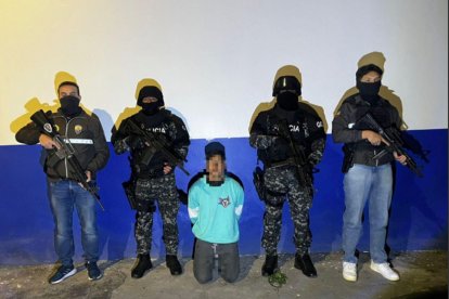 Policía Nacional desmantela red de pornografía infantil en Cotopaxi, el detenido fue puesto a órdenes de las autoridades.