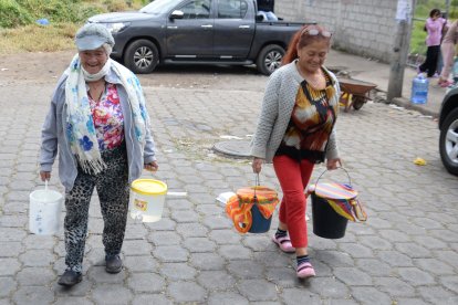 Algunos abuelitos son acompañados por sus familiares.