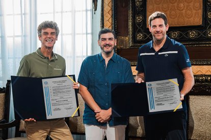 Gustavo 'Guga' Kuerten (izquierda) y Juan Martín del Potro (derecha) fueron distinguidos como huéspedes de honor por el alcalde Aquiles Álvarez.