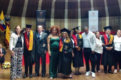 Graduación. Jessica (c), junto a su hermana Angie, embarazada de 8 meses y quien le puso la muceta, posó como nueva bachiller técnico en deportes de la república.