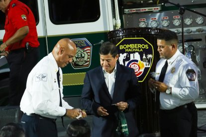 Darwin Palacios, principal de Orense entregando el carro al Cuerpo de Bomberos de Machala.