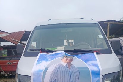 Un vehículo decorado con la imagen del fallecido.