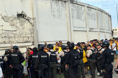 Hinchas de Barcelona y Delfín se congregan en un ambiente vigilado, en medio de un fuerte operativo de seguridad en Manta.