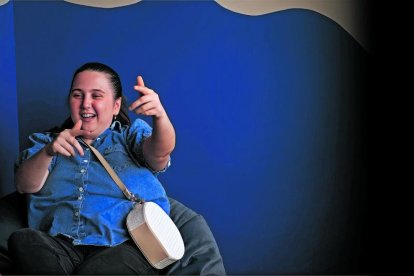 Lucía Rizo ha hecho nuevos amigos en Espacios Atrios y disfruta bromeando con ellos.