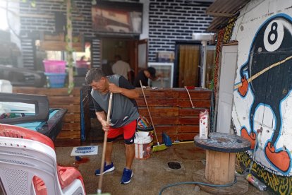 La sangre fue removida del billar, establecimiento en el que sucedió la masacre, pocos minutos después del ataque.