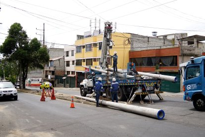 La Empresa Eléctrica Quito cambió el poste que fue dañado  por el camión.