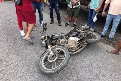 El cuerpo de la joven fallecida quedó tendido sobre el asfalto tras el impacto; moradores y socorristas intentaron auxiliar a las víctimas mientras llegaban las autoridades.
