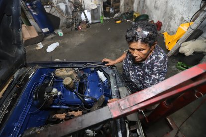 Además, ella supervisa los trabajos de pintura y mecánica de su taller.