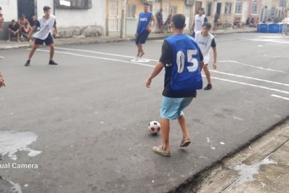 Los jóvenes disfrutaron de un partido de índor en el Cristo de Consuelo.