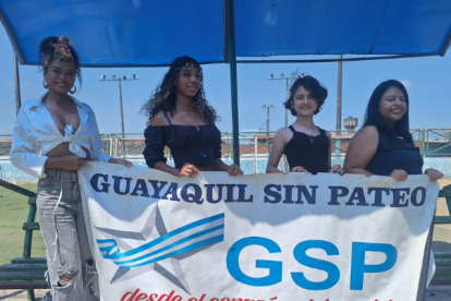 Yaritza Chévez (i) junto a las jóvenes que conforman el grupo de modelaje de la Ferderación de Barrioss Suburbanos.